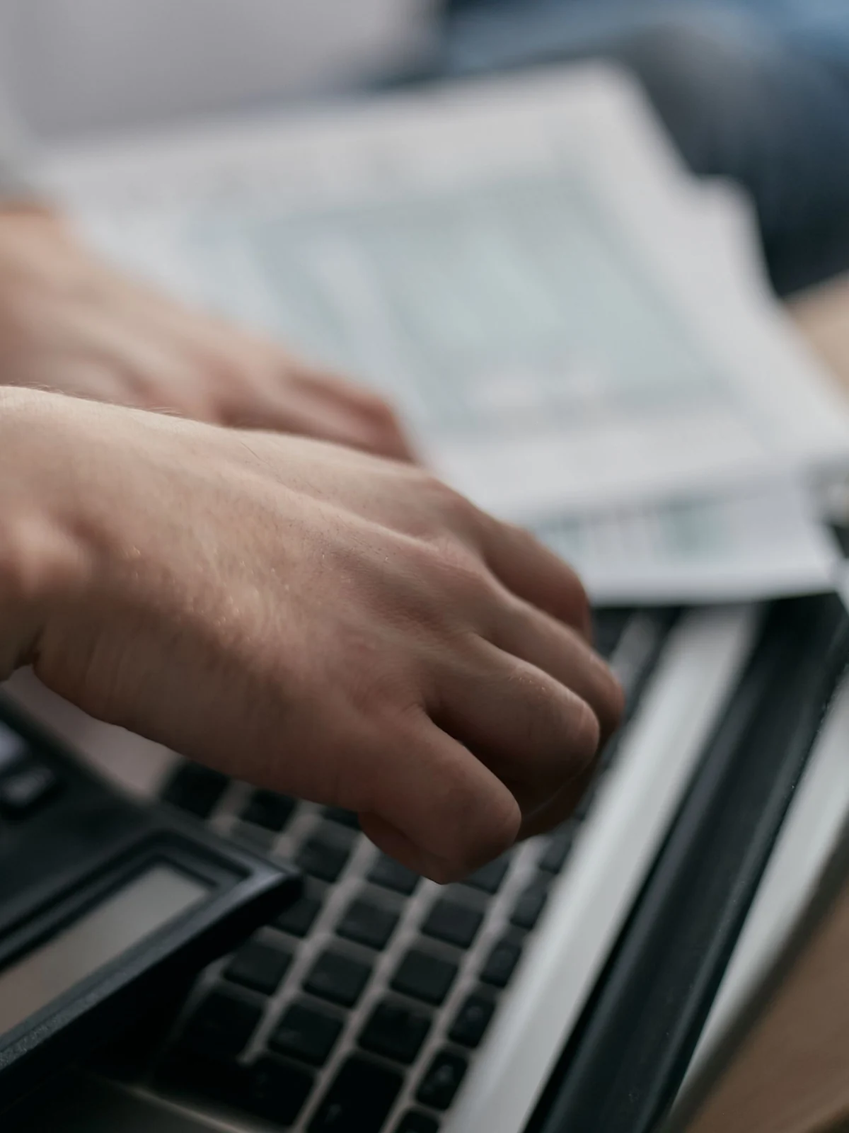 Facturi preluate din SPV și verificate pe laptop