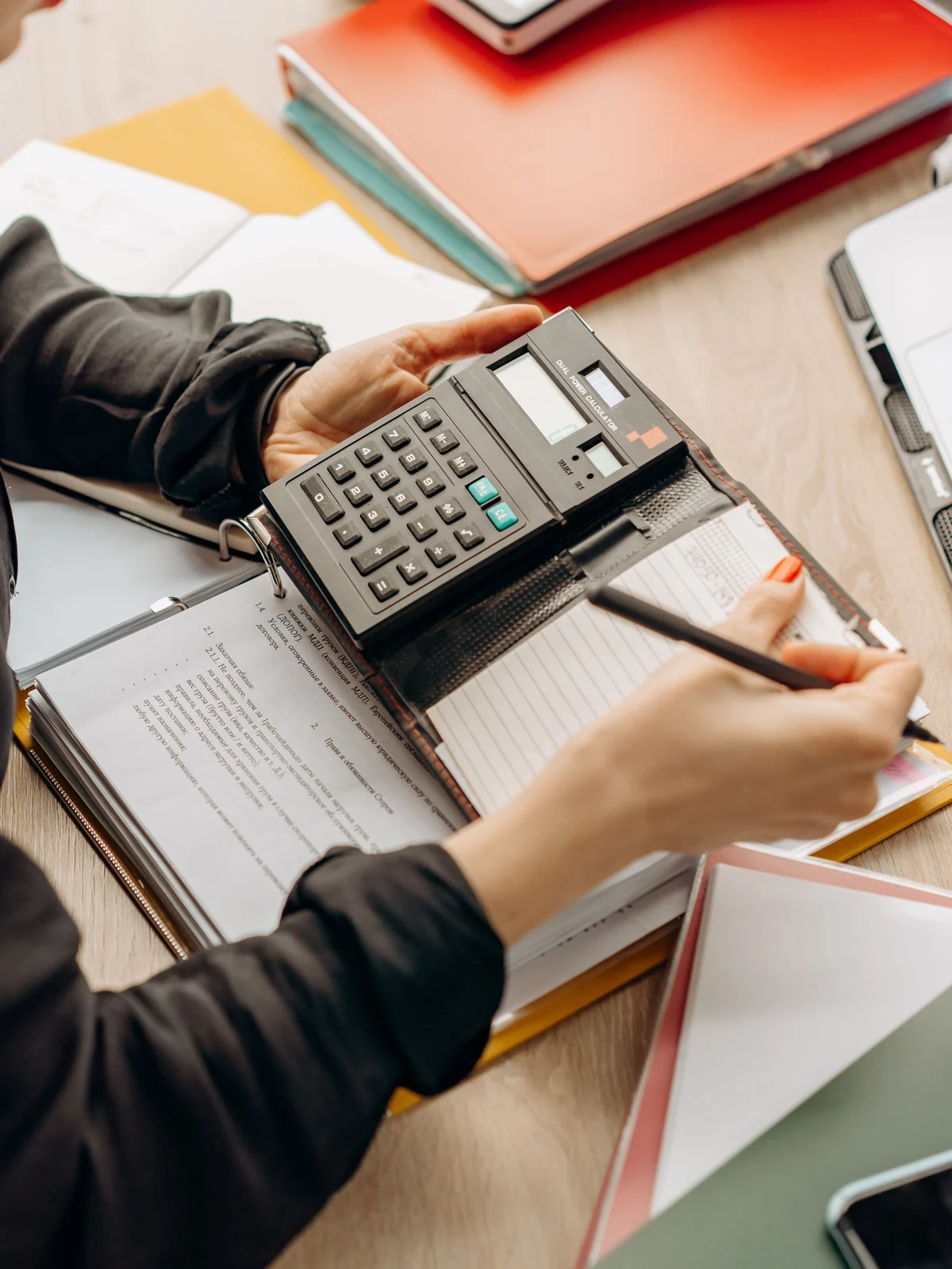 Calculul listei de plată: calculator și documentele asociației pe birou